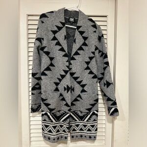 Frye geometric cardigan with double pockets.
Excellent condition. Size: XS